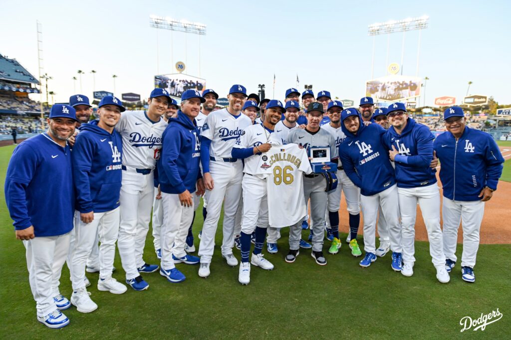Los Dodgers entregaron el anillo de campeón 2024, junto a camiseta de letras doradas y gorra alegórica, a su ex coach de primera base Clayton McCullough, quien ahora es el dirigente de los Marlins de Miami.