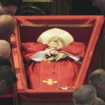 La basílica de San Pedro abre sus puertas para que los católicos se despidan del papa Francisco
