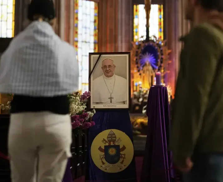 Los homenajes al papa Francisco se suceden en todo el mundo tras su muerte