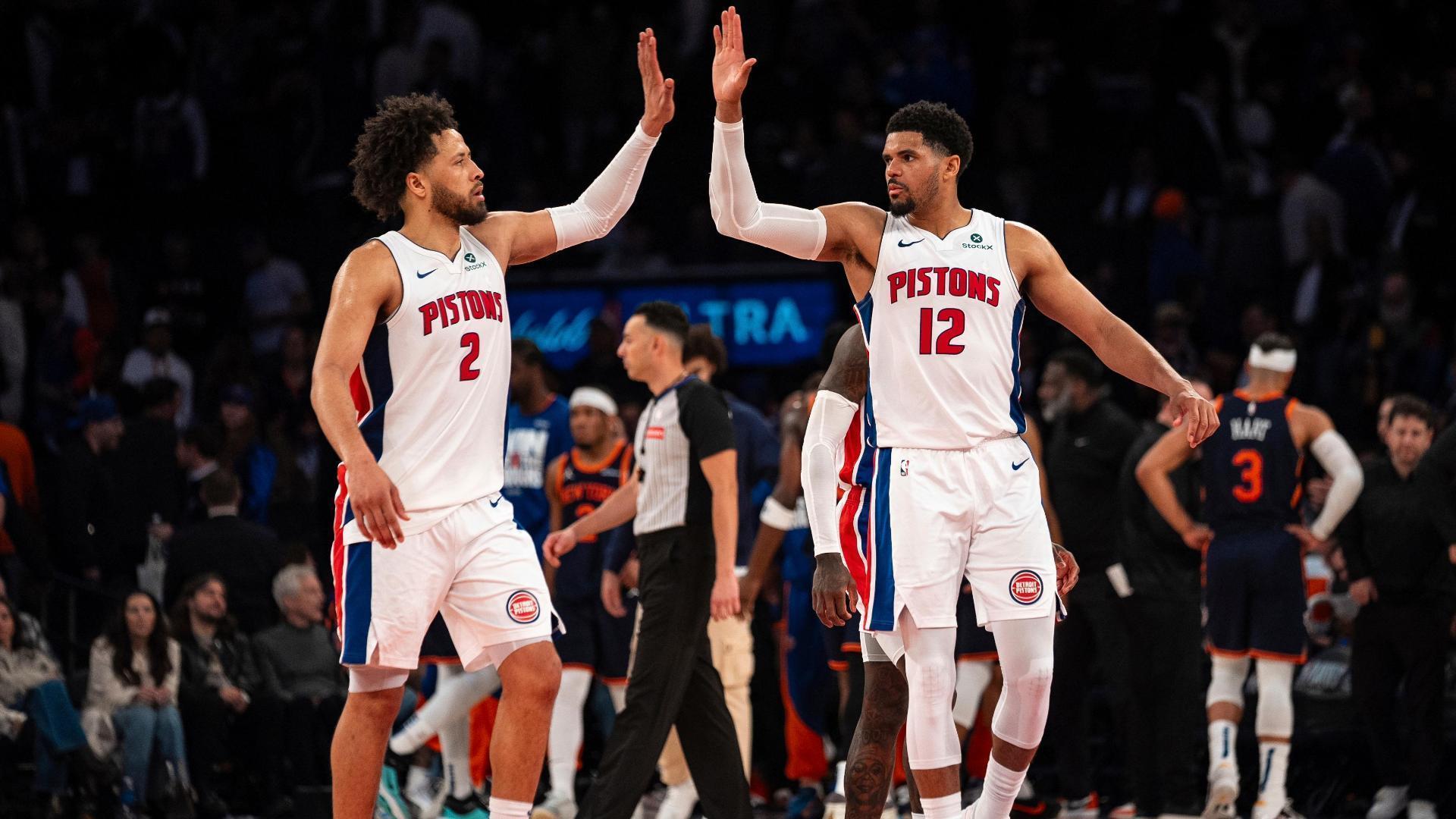 Jugadores de los Pistones de Detroit celebran la victoria ante los knicks.
