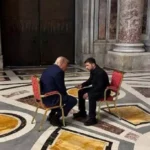 En esta fotografía, tomada y difundida por el Servicio de Prensa Presidencial de Ucrania el 26 de abril de 2025, el presidente de Ucrania, Volodímyr Zelenski (der.), se reúne con el presidente de Estados Unidos, Donald Trump (izq.), en el marco del funeral del papa Francisco en la Basílica de San Pedro del Vaticano. AFP
