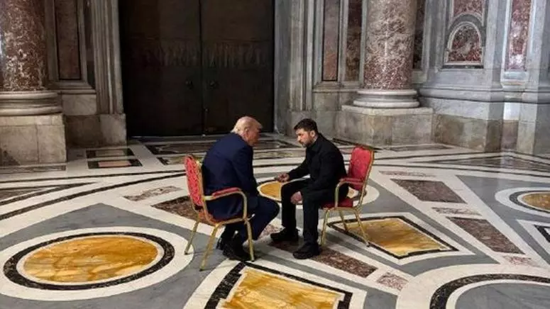 En esta fotografía, tomada y difundida por el Servicio de Prensa Presidencial de Ucrania el 26 de abril de 2025, el presidente de Ucrania, Volodímyr Zelenski (der.), se reúne con el presidente de Estados Unidos, Donald Trump (izq.), en el marco del funeral del papa Francisco en la Basílica de San Pedro del Vaticano. AFP