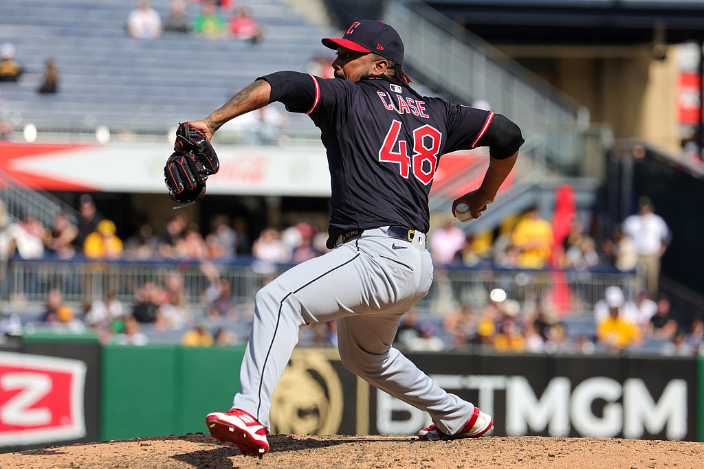 El lanzador relevista de los Guardianes Cleveland, el dominicano Emmanuel Clase (48) realiza lanzamiento en el partido dominical ante los Piratas. (Foto por Frank Jansky/Icon Sportswire via Getty Images)