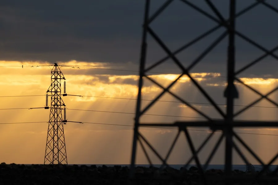 Expertos apuntan que un exceso de tensión forzó la desconexión de las centrales eléctricas y el apagón