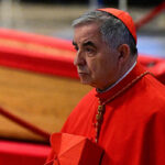 El cardenal Angelo Becciu, a quien Francisco quitó los privilegios de purpurado por su implicación en un escándalo financiero por el que fue condenado y que insistía en que podía entrar en el cónclave, está dispuesto a dar marcha atrás y no participar en la elección del próximo papa