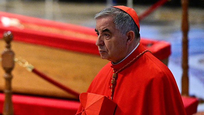 El cardenal Angelo Becciu, a quien Francisco quitó los privilegios de purpurado por su implicación en un escándalo financiero por el que fue condenado y que insistía en que podía entrar en el cónclave, está dispuesto a dar marcha atrás y no participar en la elección del próximo papa