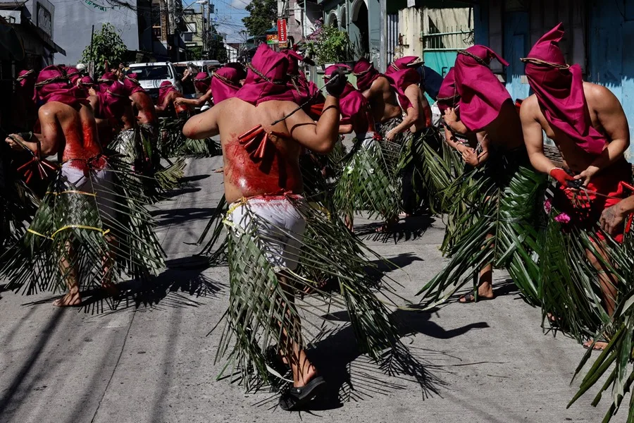 Filipinas conmemora el Viernes Santo con crucifixiones, flagelaciones y largas procesiones
