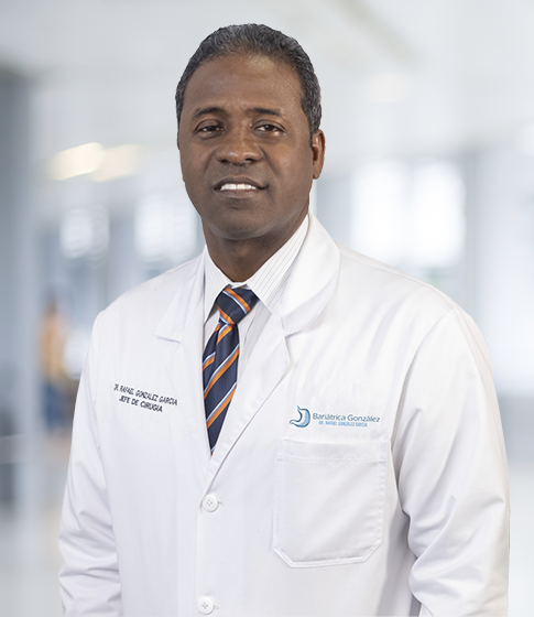 A través de comunicados oficiales, el Colegio Dominicano de Cirujanos, la Sociedad Dominicana de Cirugía Cardiovascular y la Sociedad de Egresados Dr. José Chanlatte Baik calificaron la medida como un atropello y un agravio a los años de servicio del doctor González García en la institución.