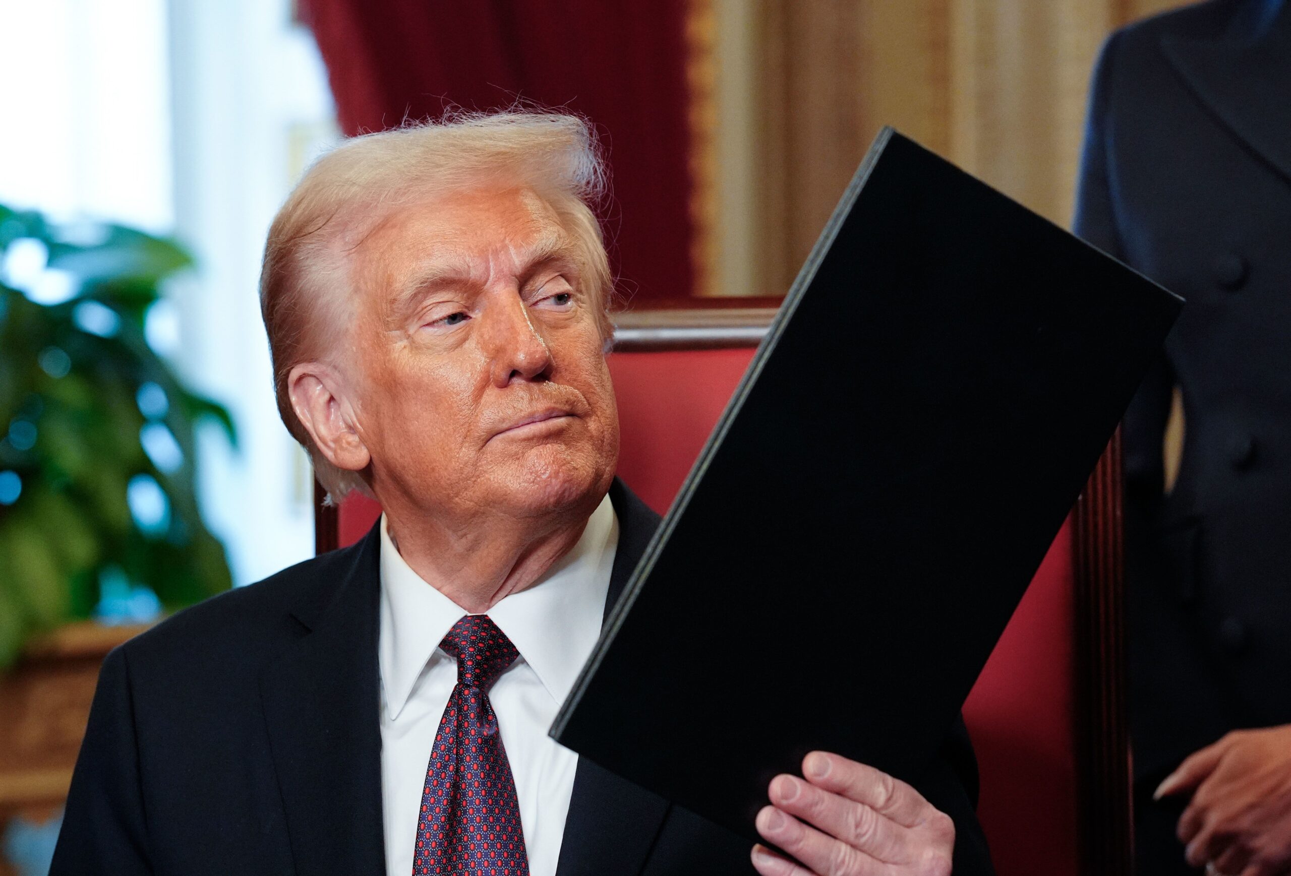Se hace efectiva aplicación de arancel del 10 % decretado por Trump para todas las importaciones de EE. UU
