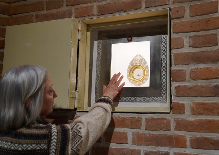 La hostia se convirtió en carne: el milagro eucarístico verificado en Argentina por el papa Francisco cuando era arzobispo