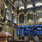 El IBEX cae ya el 6 % arrastrado por los bancos y tras conocerse las represalias de China