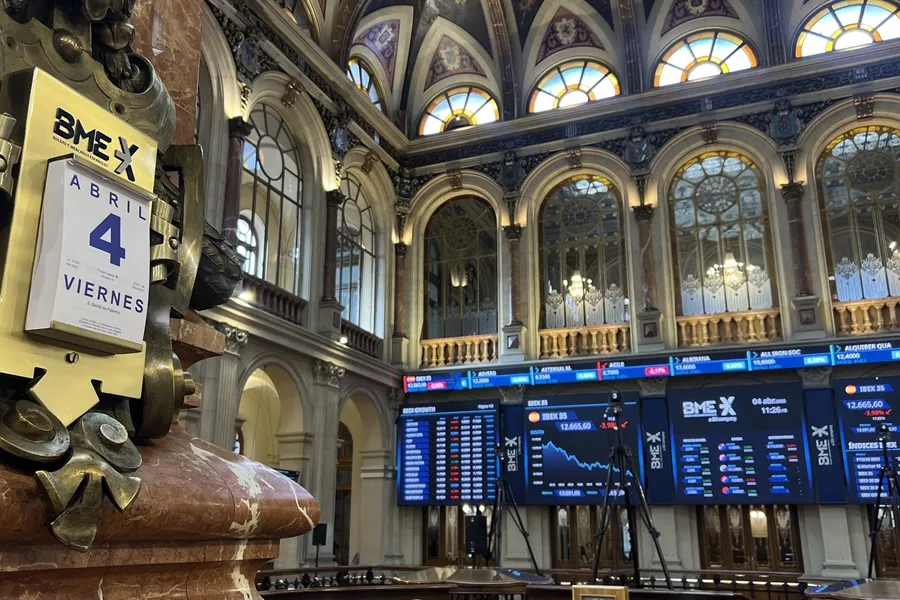 El IBEX cae ya el 6 % arrastrado por los bancos y tras conocerse las represalias de China