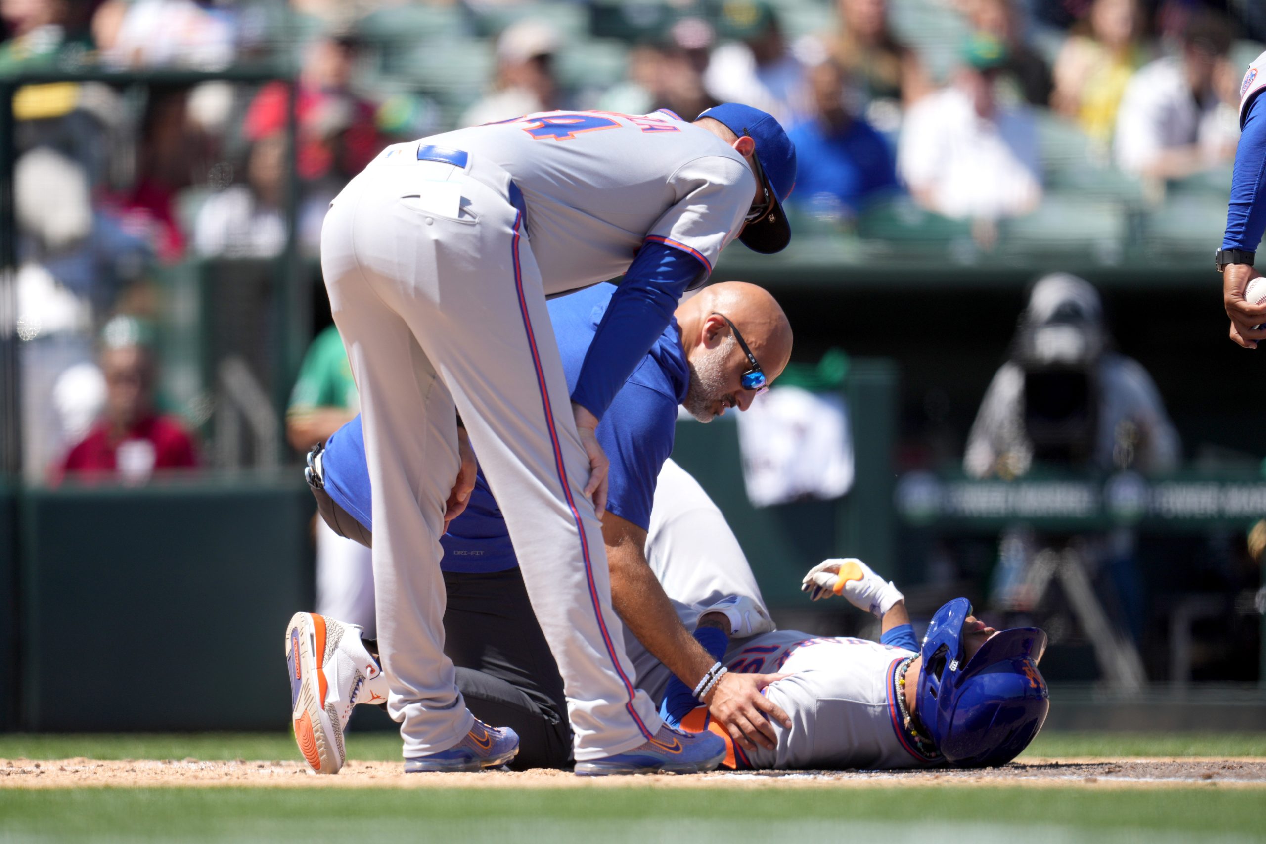 José Sirí de los Mets mientras es asistido luego de colpearse con un foul la pierna.