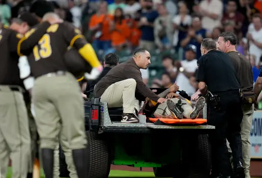 Luis Arraez es sacado del estadio en camillas como precaución luego de chocar con Mauricio Dubon en la inicial.