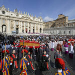 Miles de personas han hecho cola durante este miércoles en la plaza de San Pedro del Vaticano para despedirse del papa Francisco, cuyo ataúd fue colocado ante el altar de la basílica pasadas las diez de la mañana