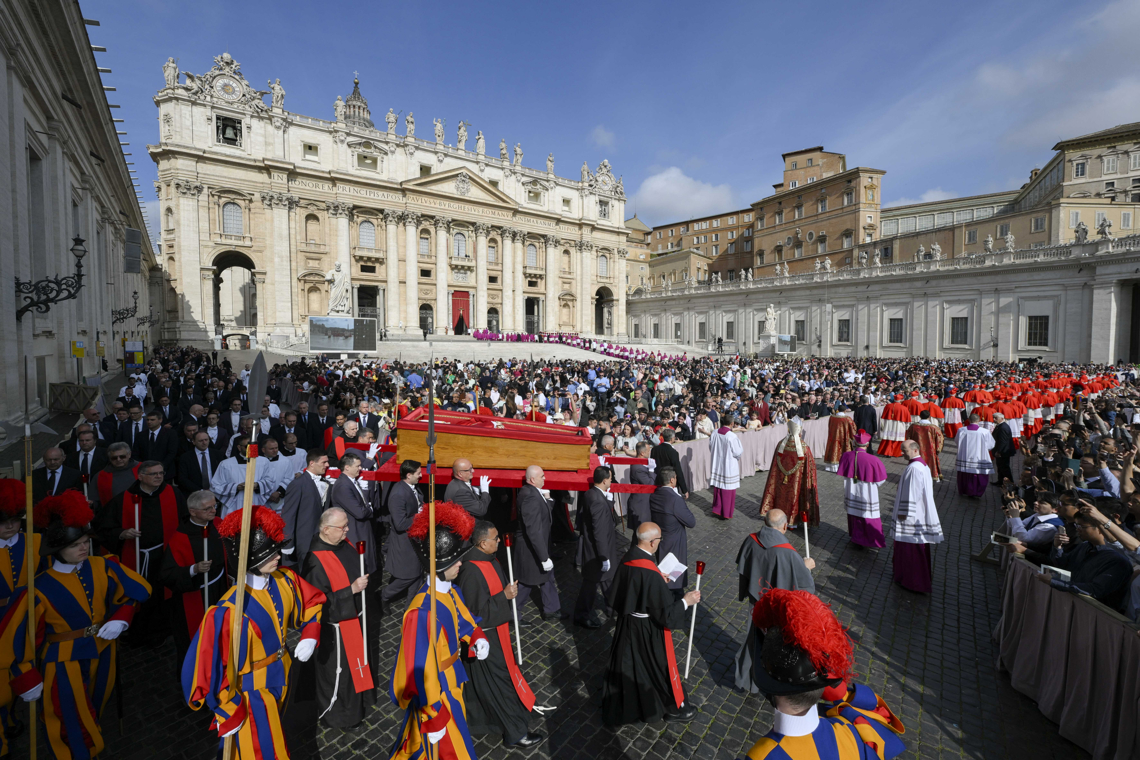Miles de personas han hecho cola durante este miércoles en la plaza de San Pedro del Vaticano para despedirse del papa Francisco, cuyo ataúd fue colocado ante el altar de la basílica pasadas las diez de la mañana