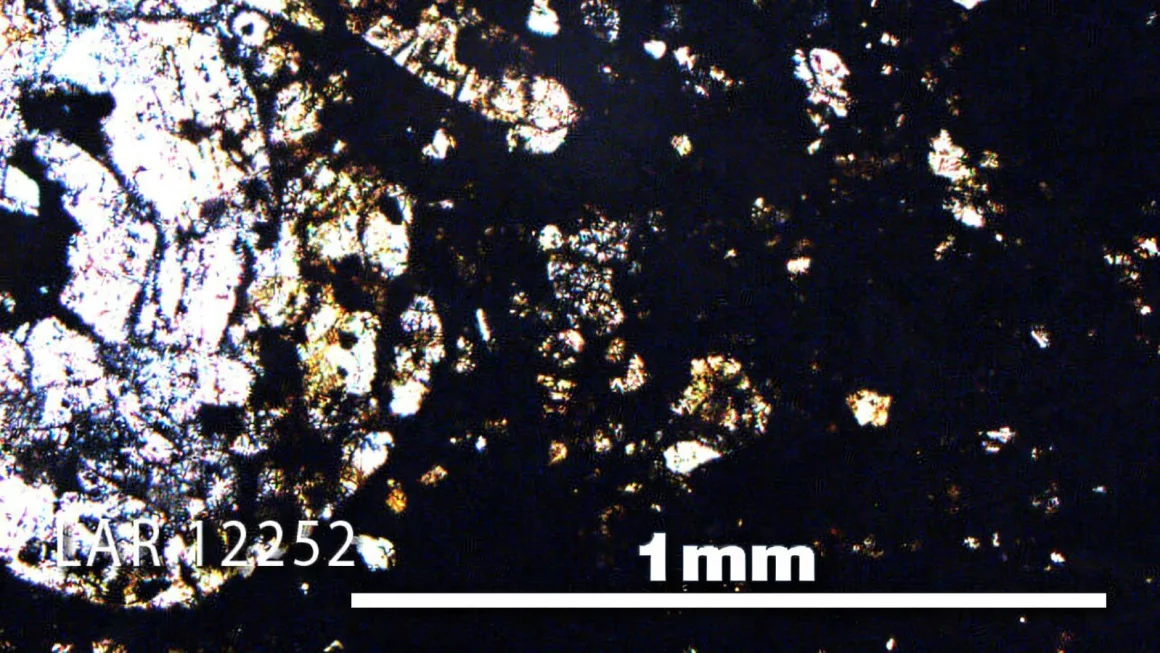 Este hallazgo pone en duda la creencia generalizada de que el hidrógeno llegó a la Tierra en asteroides que impactaron sobre lo que antes era un planeta seco y rocoso incapaz de albergar vida.
