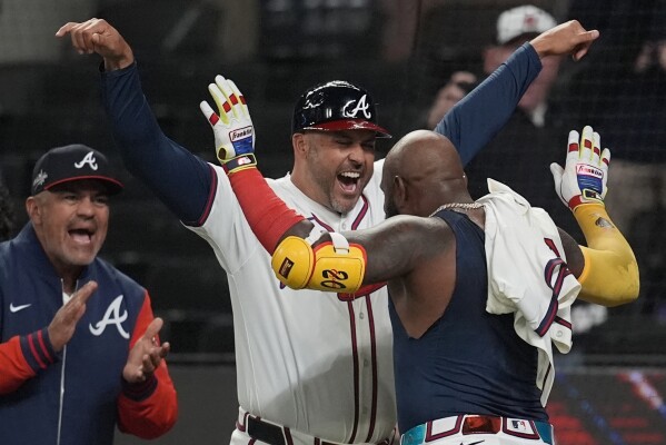 Ozuna celebra el triunfo con sus compañeros de equipo.
