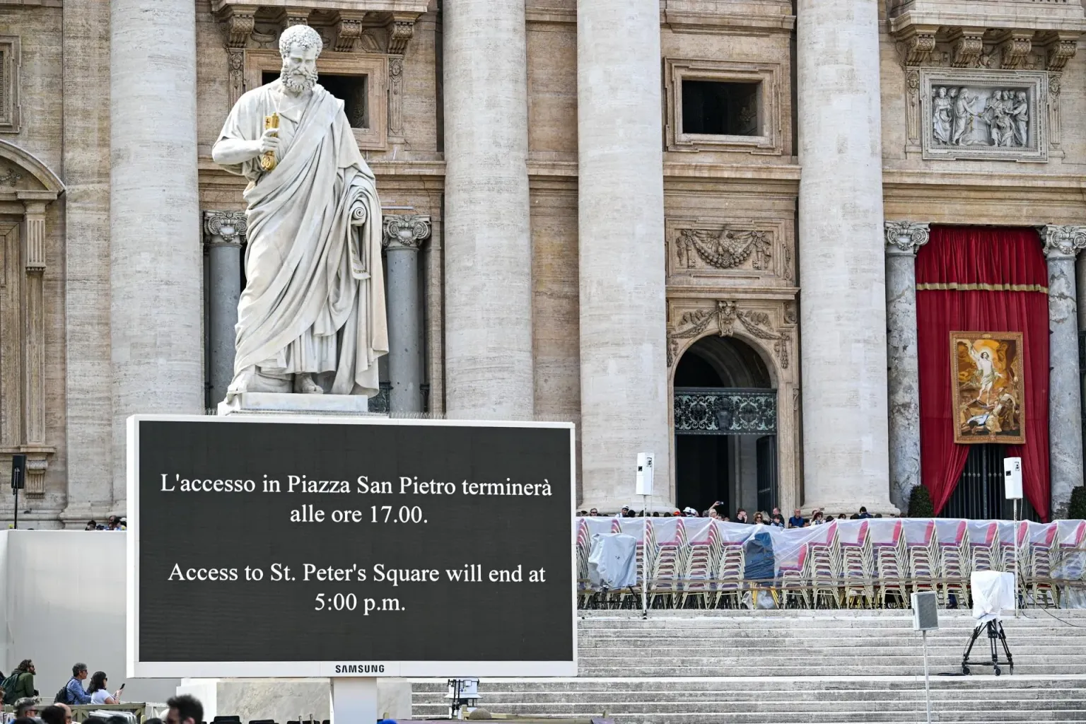 La capilla ardiente del papa concluye para proceder a la ceremonia del cierre del féretro