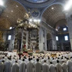 El papa pide a los sacerdotes que tomen posición ante las heridas del mundo en la misa Crismal