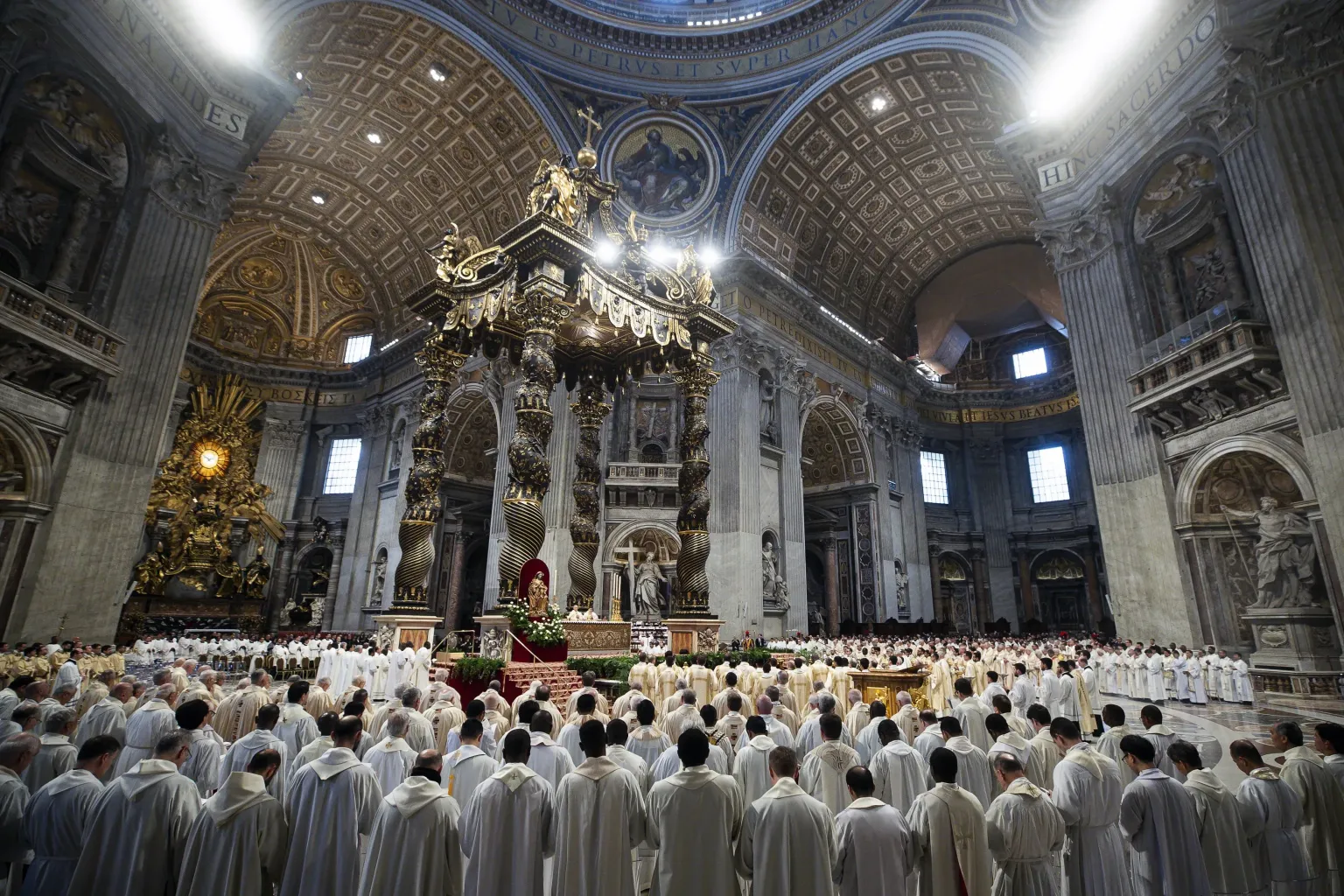 El papa pide a los sacerdotes que tomen posición ante las heridas del mundo en la misa Crismal