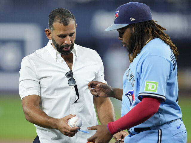 Vladimir Guerrero Jr. junto a José Bautista