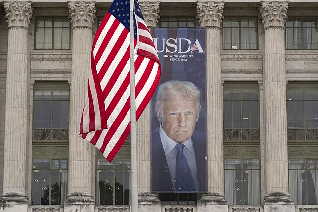 Moody’s Ratings degradó la deuda de Estados Unidos el viernes, despojando al país de su última calificación crediticia perfecta. La medida podría sacudir los mercados financieros y aumentar las tasas de interés.