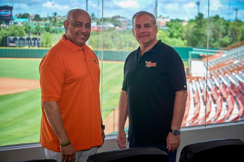Omar Minaya junto al presidente de los Toros del Este, Luis Emilio Rodríguez.