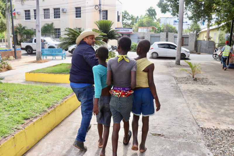 Alcalde de Dajabón, Santiago Riverón, detiene a niños haitianos / Fuente externa