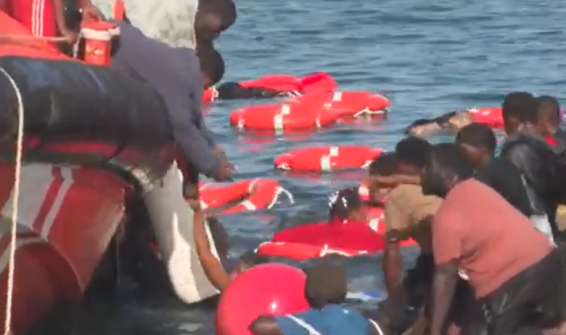 Al menos siete mujeres muertas, tres menores, tras volcar un cayuco con 180 personas en El Hierro