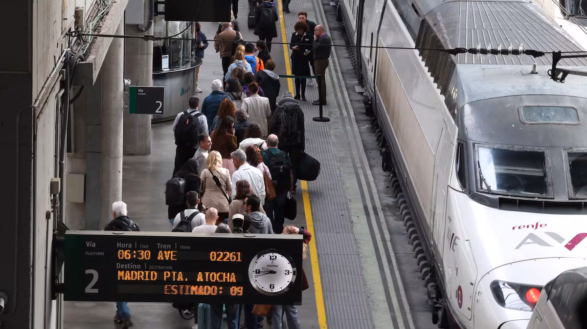 . El robo de 300 metros de cable de cobre en la línea de Alta Velocidad Madrid-Sevilla del domingo ha dejado tirados a miles de pasajeros tras el puente de mayo. La noche ha sido complicada para los que se encontraban a mitad de viaje, pero los viajeros que pretendían desplazarse a primera hora de la mañana tampoco lo tienen sencillo.