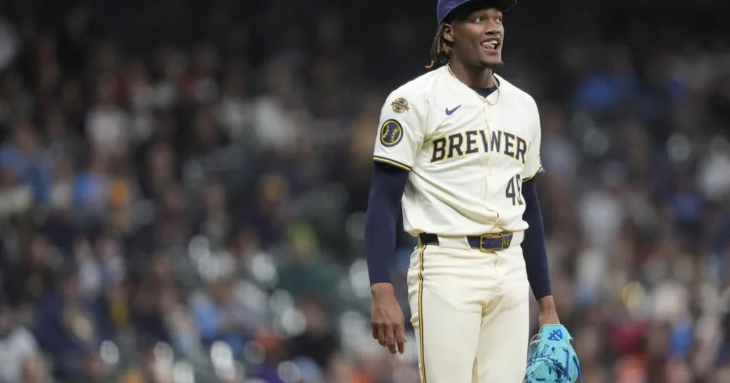 Abner Uribe relevista dominicano de los Cerveceros de Milwaukee logra segunda victoria.