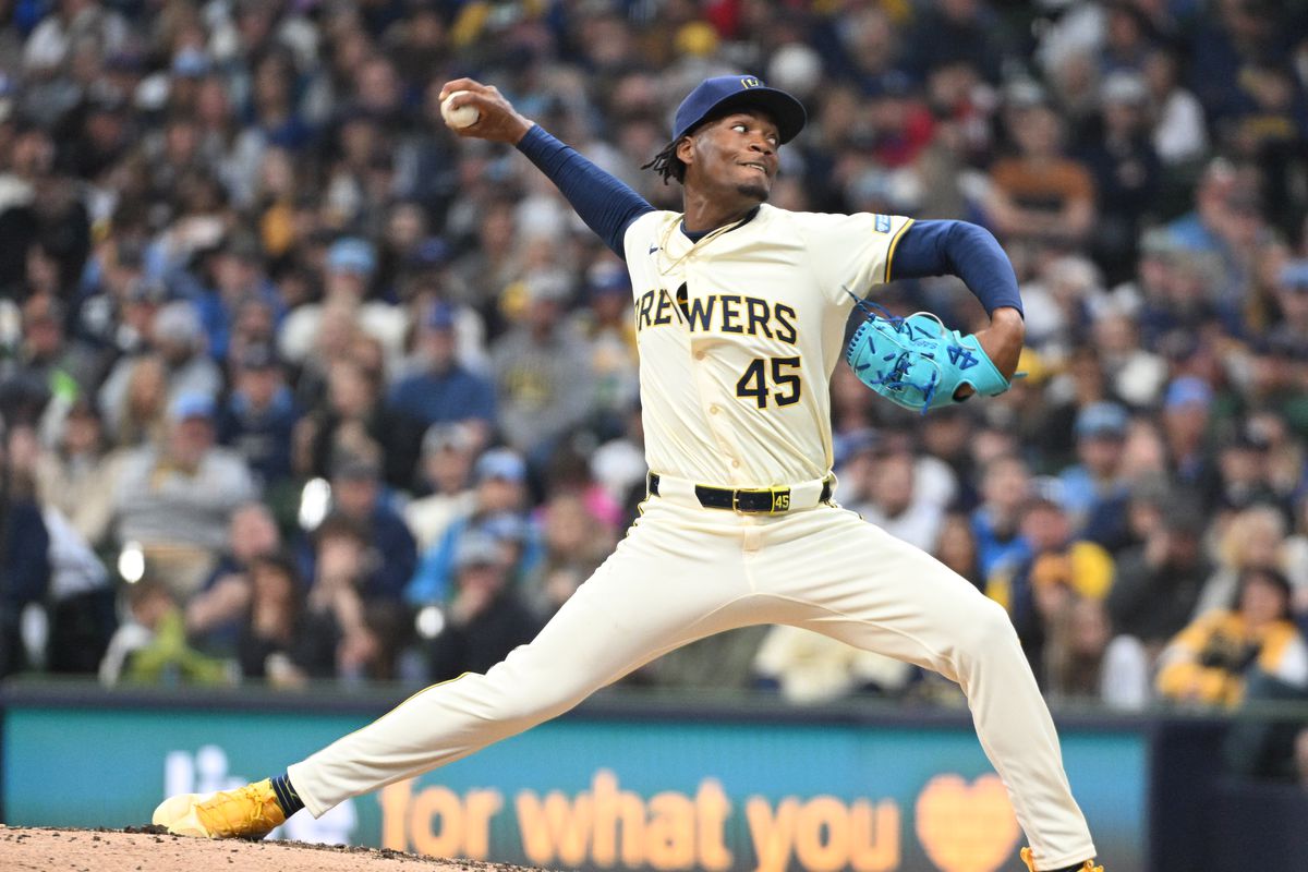 Abner Uribe relevista dominicano de los Cerveceros de Milwaukee logra segunda victoria.