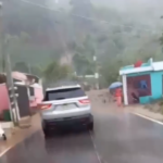 Un deslizamiento de tierra ocurrido este sábado ha bloqueado por completo el acceso a Aguas Blancas, uno de los destinos ecoturísticos más visitados de Constanza.