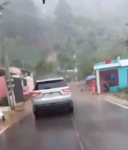 Un deslizamiento de tierra ocurrido este sábado ha bloqueado por completo el acceso a Aguas Blancas, uno de los destinos ecoturísticos más visitados de Constanza.