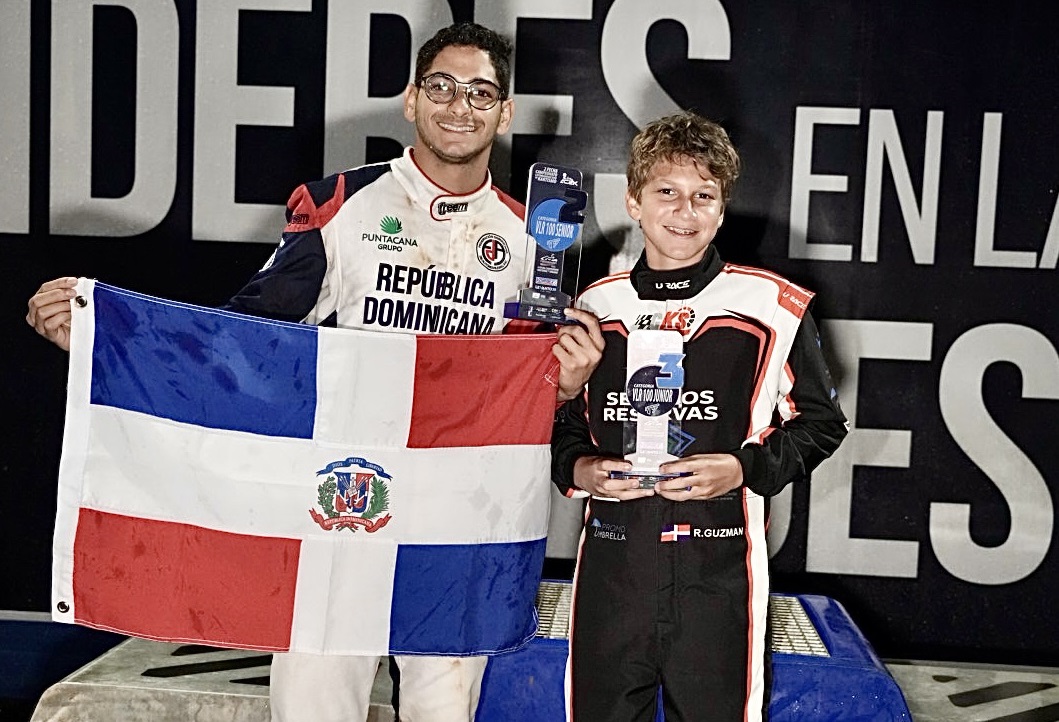 Axel Cabrera y Raymi Guzmán con el trofeo que lograron en el Campeonato Latinoamericano de Kartismo que se celebró en Costa Rica