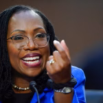 Ketanji Brown Jackson ha alzado la voz de alerta. La jueza constitucional, que llegó en 2022 al Tribunal Supremo nominada por el presidente Joe Biden, se ha convertido en la primera magistrada que denuncia con todas sus letras el embate que la judicatura federal está viviendo por parte de la Administración de Donald Trump. “Los jueces se están enfrentando a una creciente amenaza no solo de violencia física, sino de venganzas profesionales en todo el país.