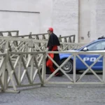 El personal que asistirá al cónclave presta el juramento para guardar el secreto