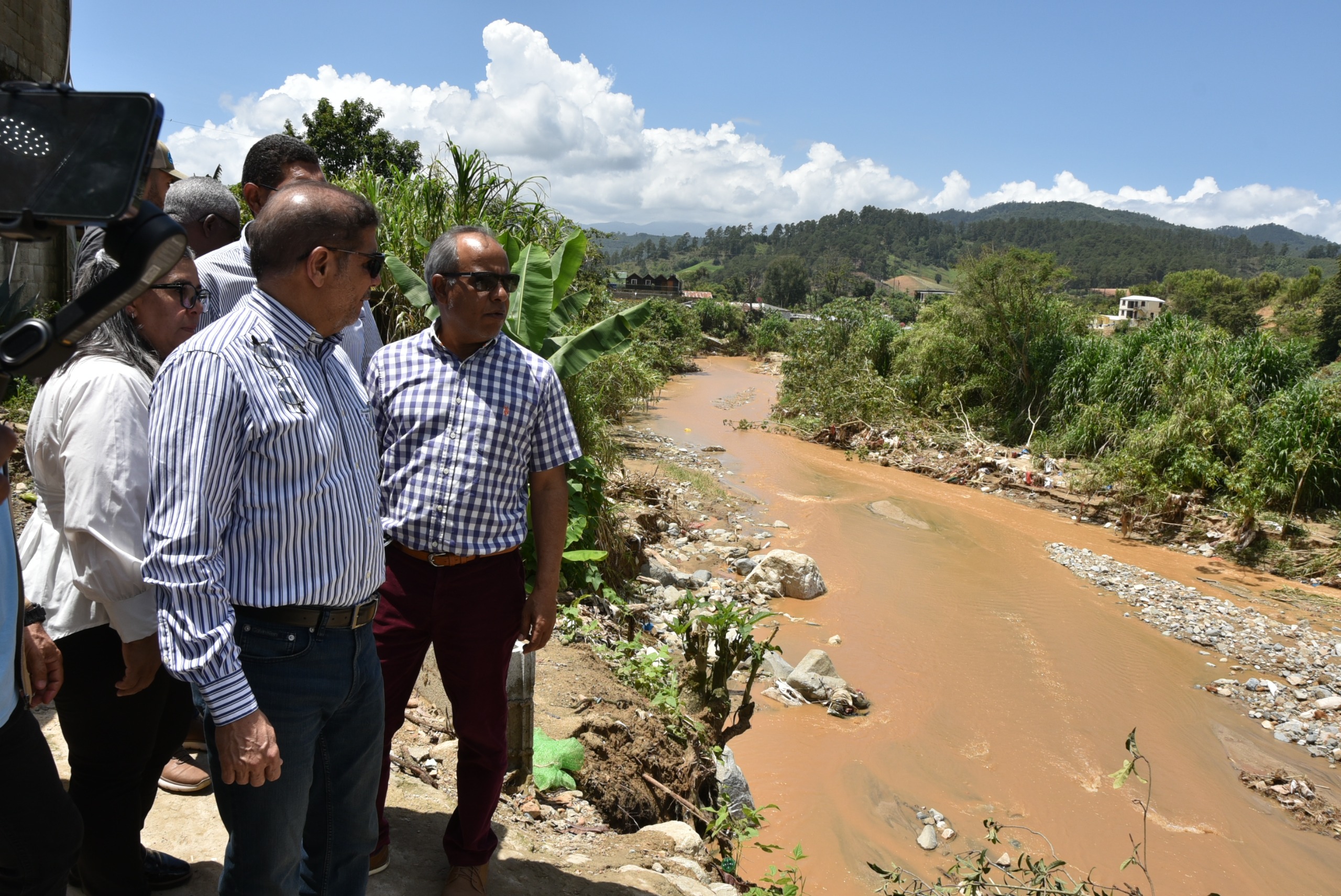 El ministro de Agricultura, Limber Cruz, de estuvo acompañado de representantes de asociaciones de productores agrícolas de Constanza / Fuente externa