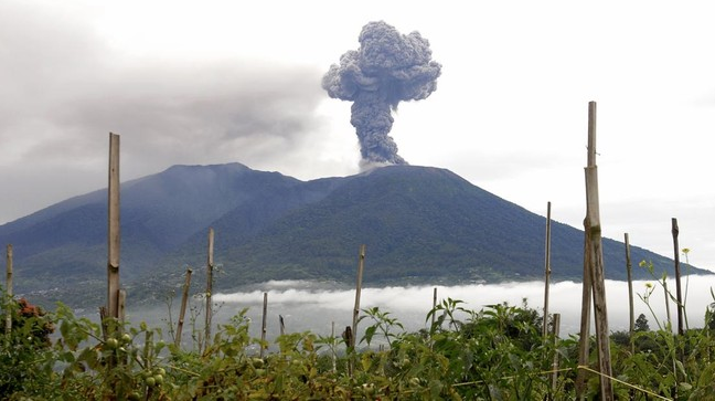 El monte Marapi en Indonesia entra en erupción