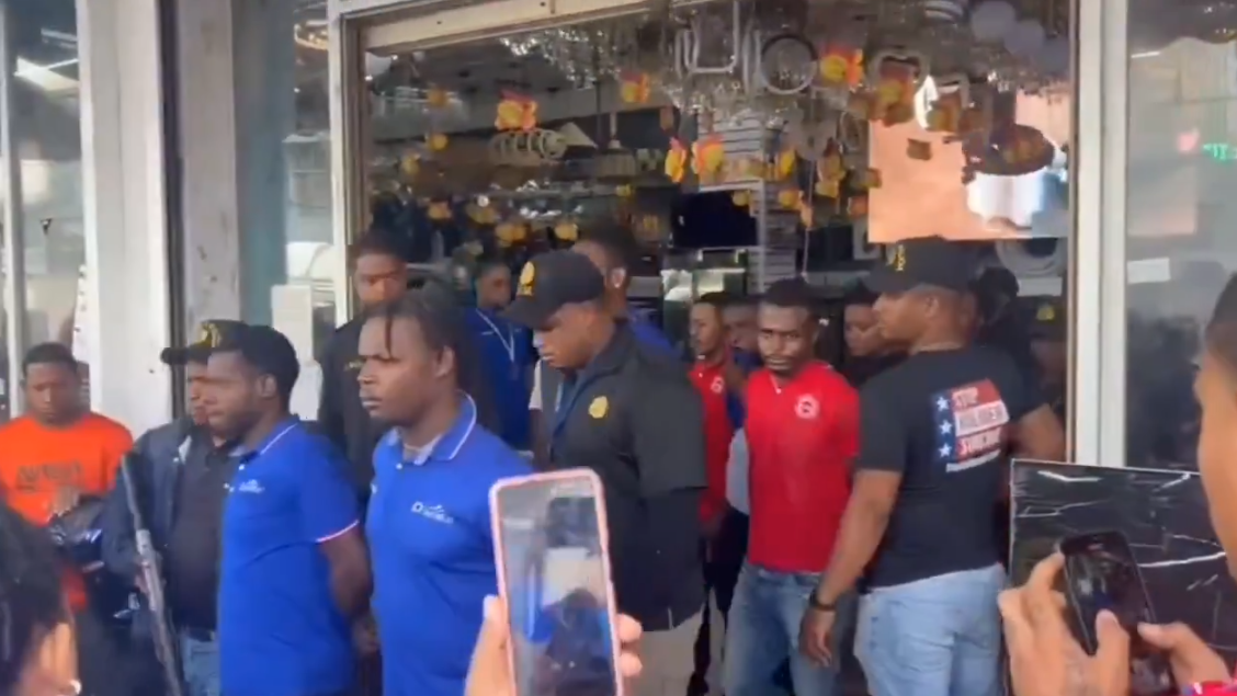 Operativo de Migración en comecios de la avenida Duarte.