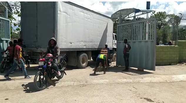 Reducirán tarifa por cruce fronterizo de vehículos hacia mercados binacionales