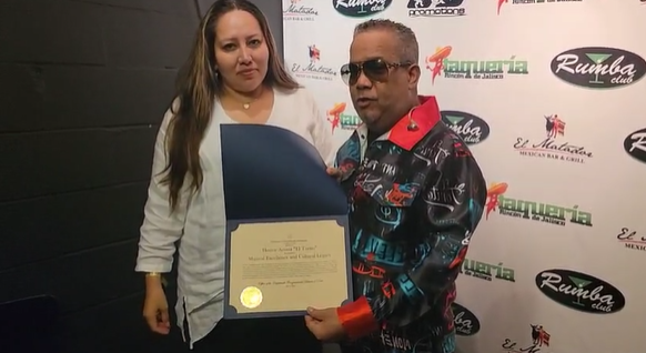 Héctor Acosta "El Torito" recibe un reconocimiento del Congreso de Texas