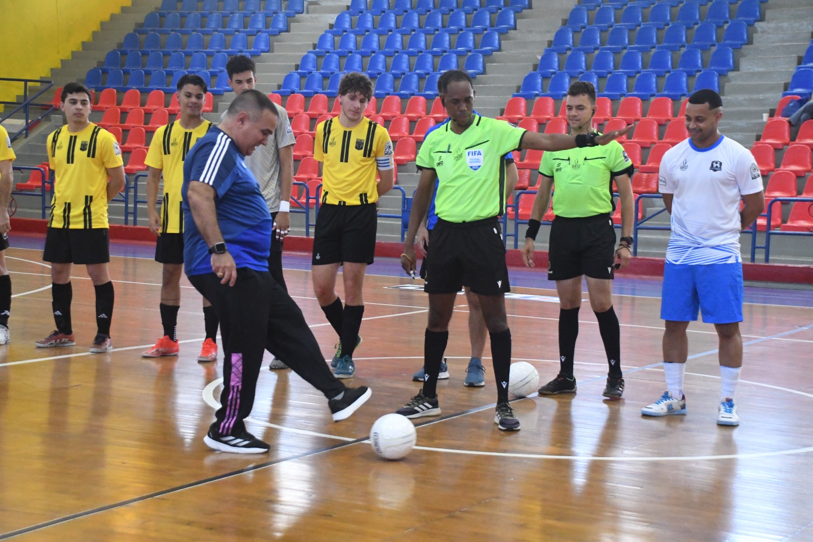 Carlos Ramírez, director de Desarrollo de Fedofútbol, realiza el saque de honor en el acto inaugural de la Liga Nacional de Fútbol Sala Dominicano (LNFD), en el club San Carlos.