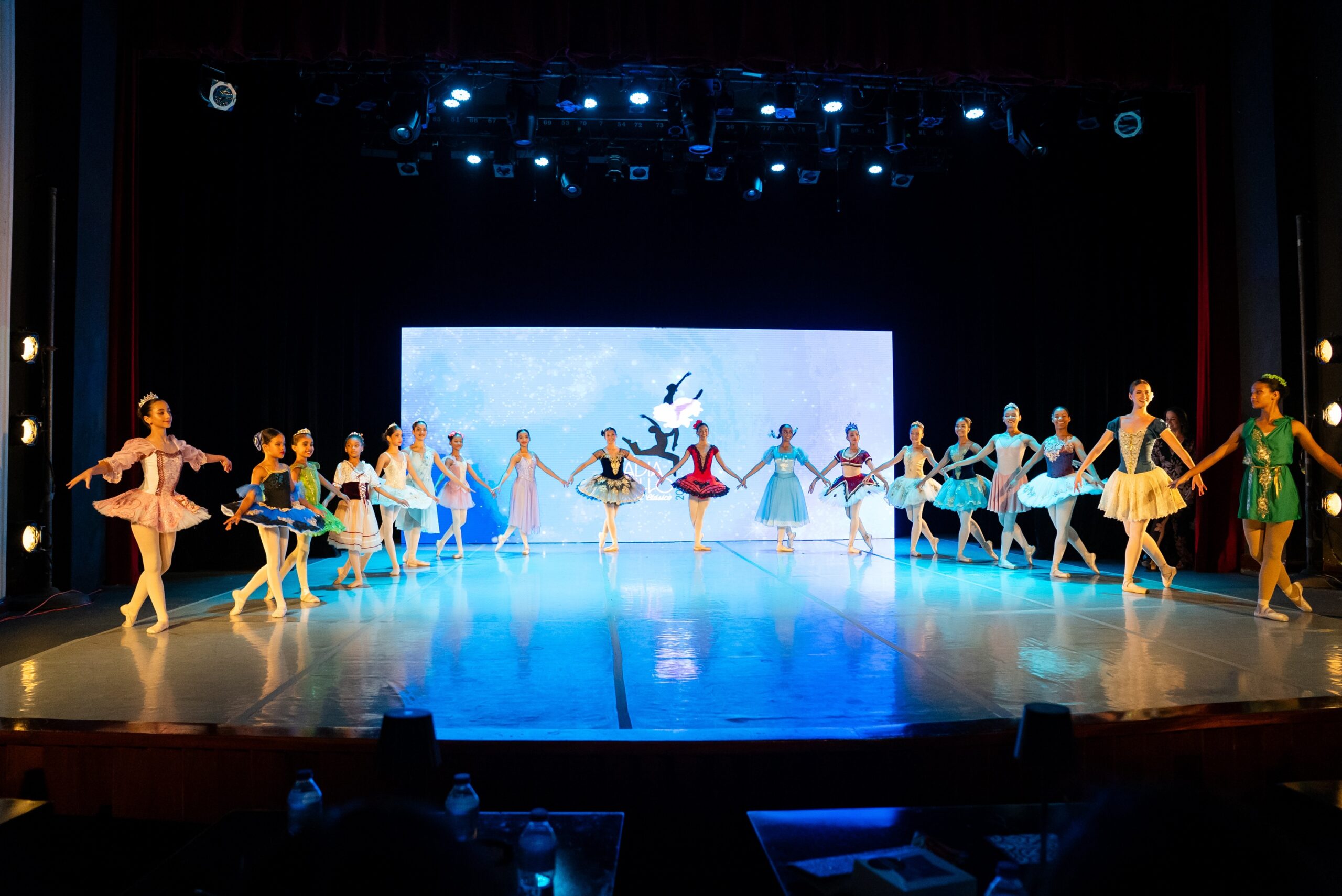 18 bailarines en un rango de 10 a 17 años demostraron su talento y destrezas en el escenario