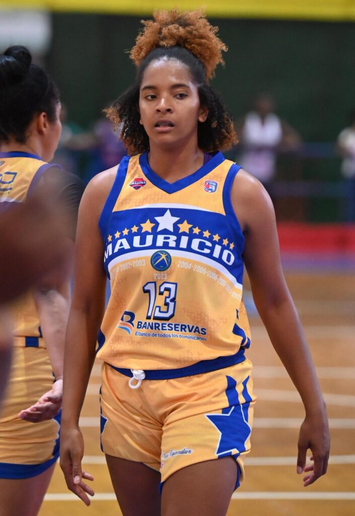 Fátima Marte, del club Mauricio Báez.