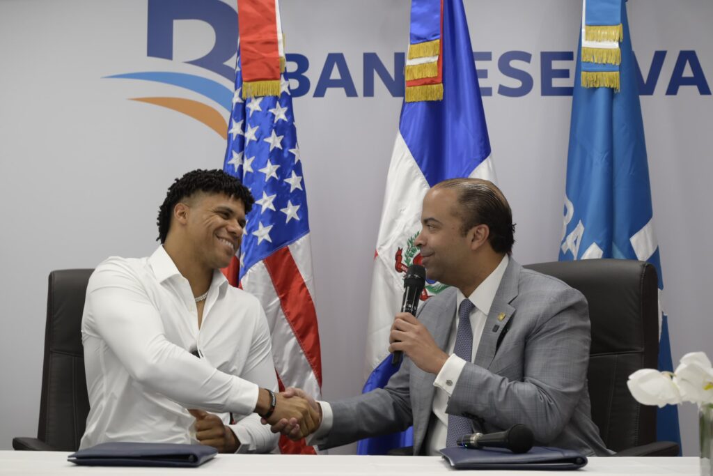 El presidente ejecutivo de Banreservas, Samuel Pereyra y el jardinero
izquierdo de los Mets de New York, Juan Soto, en el marco de la firma del
acuerdo que busca promover la dominicanidad.