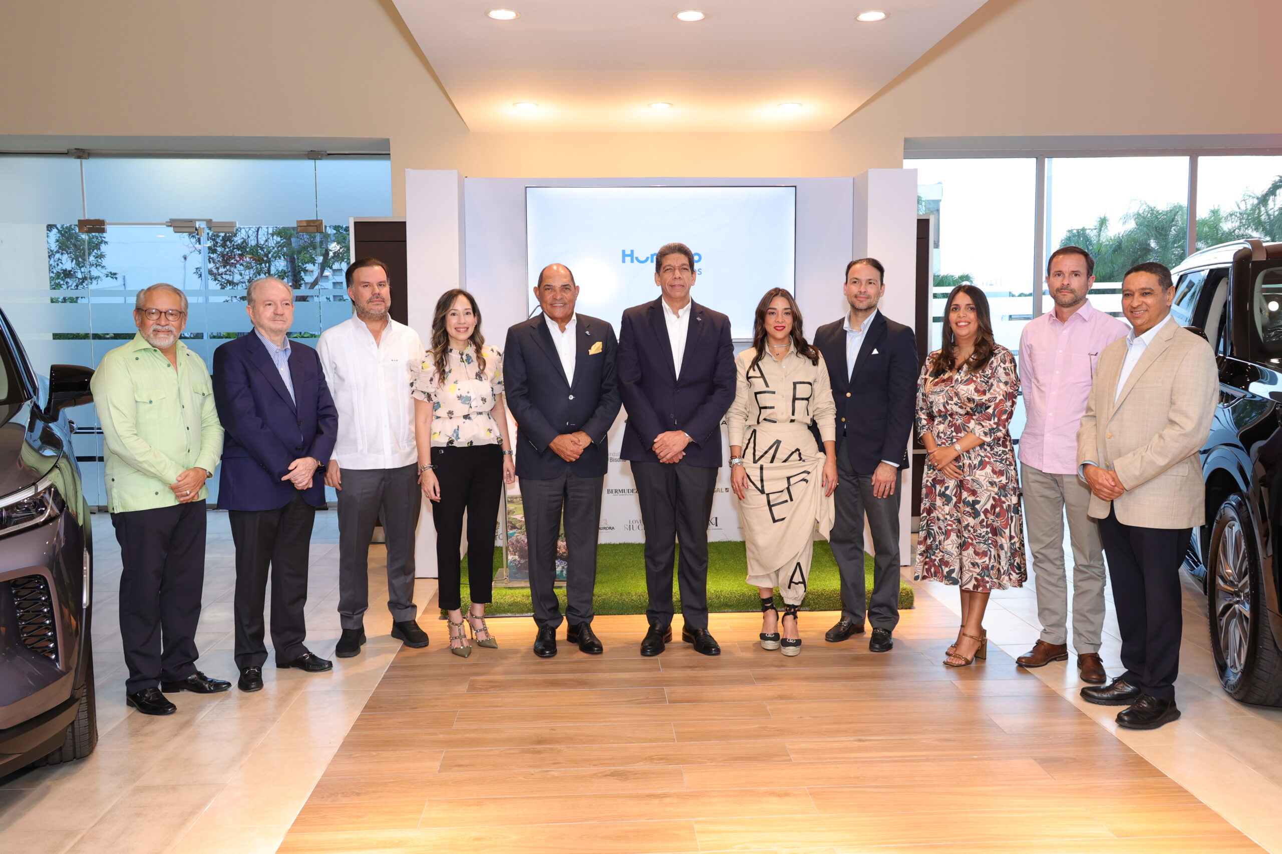 Karel Castillo, Roberto Bonetti, Kai Schoenhals y otros directivos de Adoexpo.