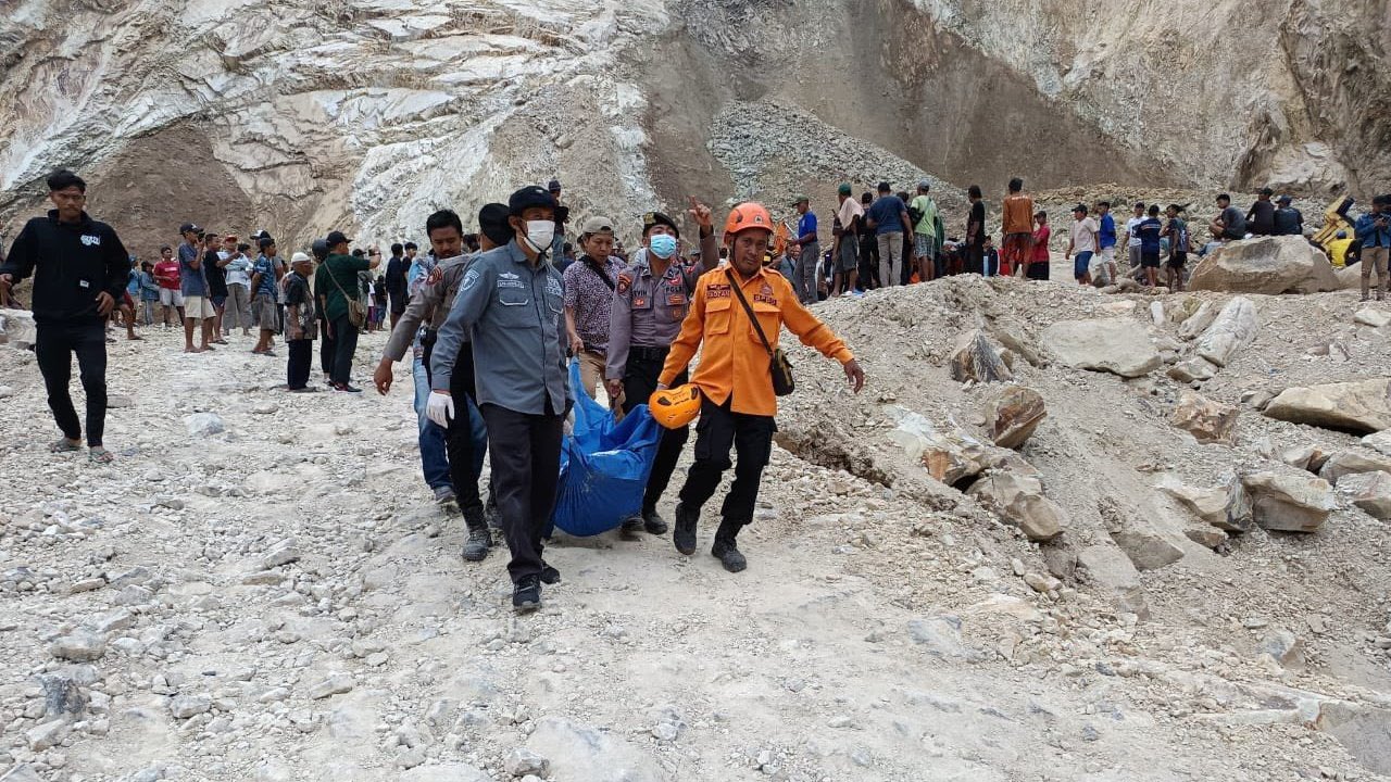 Derrumbe en cantera en Indonesia deja al menos 10 muertos y 6 desaparecidos, según autoridades
