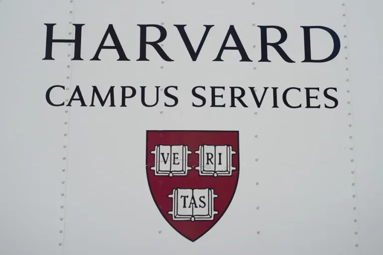 Una jueza extiende una orden que impide a Trump prohibir matricularse a estudiantes extranjeros en Harvard